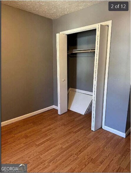 Building Photo - Room in Apartment on River Park Dr