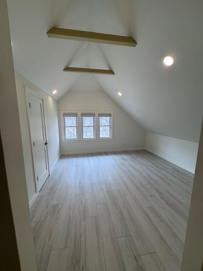 Building Photo - Unicorn Unit