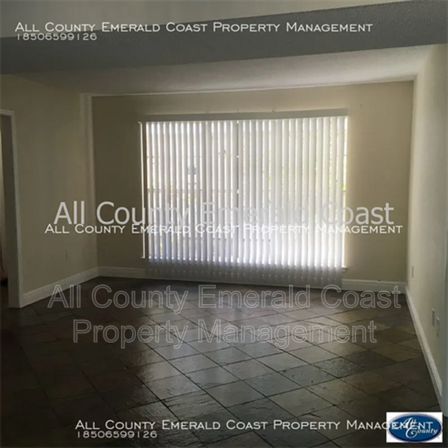 Building Photo - 105 Country Club Dr