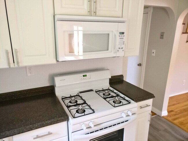 Building Photo - 4-Bedroom Home for Rent Summer 2026