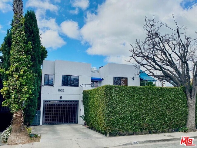 Building Photo - 805 N W Knoll Dr