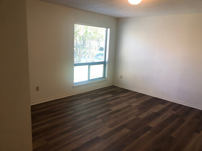 Building Photo - 412 Hampton Ct