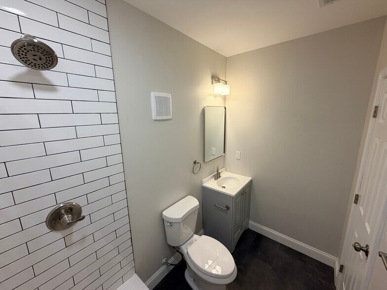 Hall Bath - 3 E Overlea Ave
