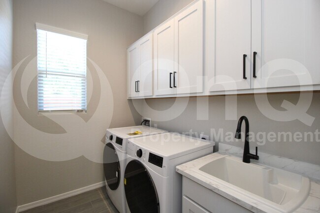 Building Photo - 4245 E Bernice St