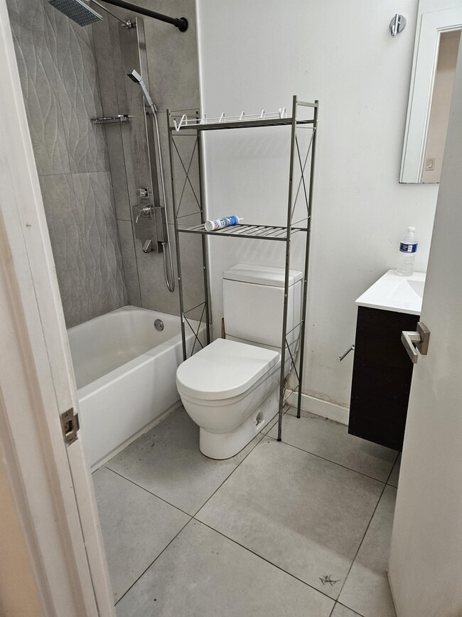 Building Photo - 557 Michigan Ave