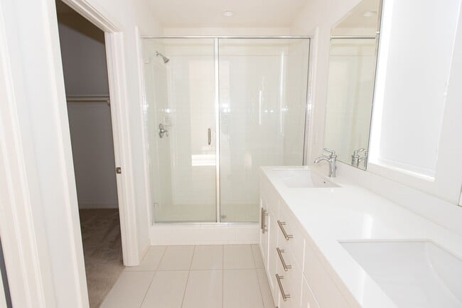 Building Photo - Highly Desired 4 Bedroom Floor Plan in Lig...
