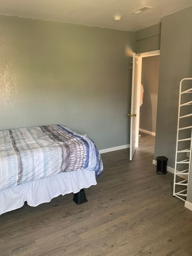 Building Photo - 903 E Carson St