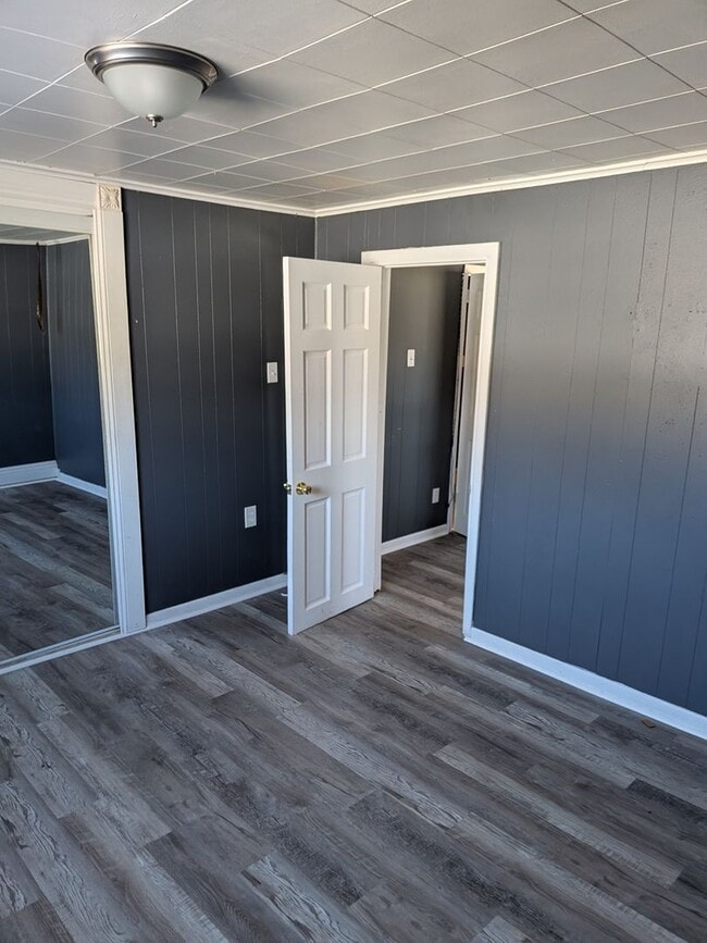 Building Photo - 1221 Eynon St