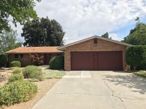 Building Photo - 3824 W Greenbrier Dr