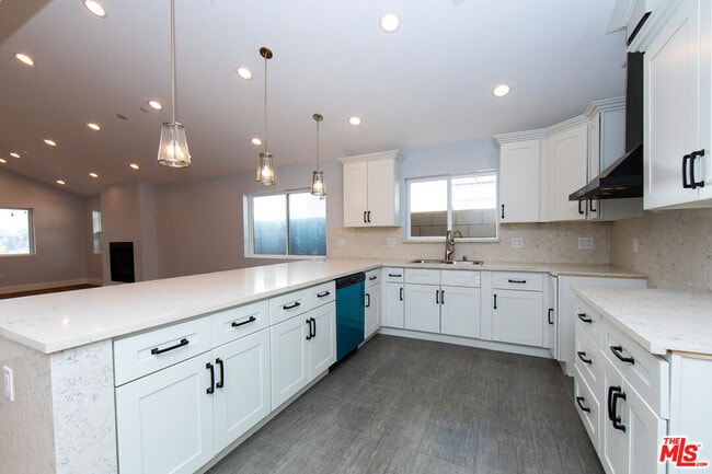 Building Photo - 2208 S Harcourt Ave