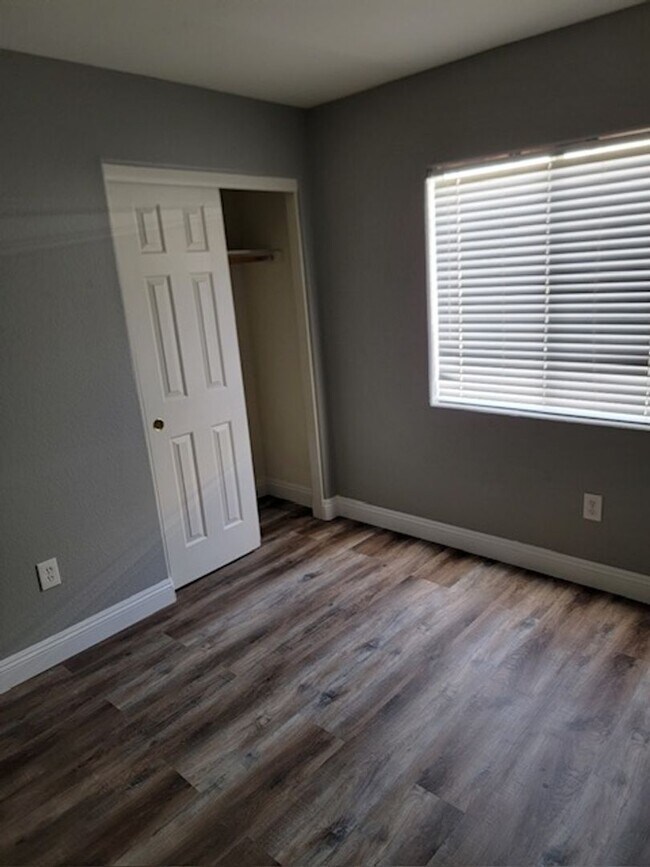 Building Photo - 3 Bedroom Townhouse with a backyard