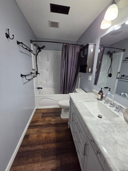Bathroom - 629 Tyler St