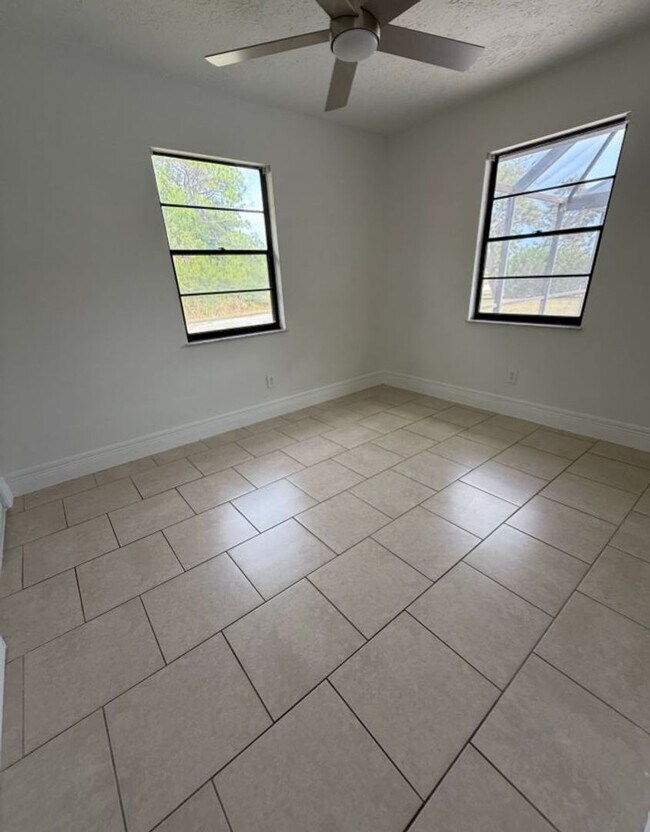 Building Photo - 3/2/1 with screened in patio/pool