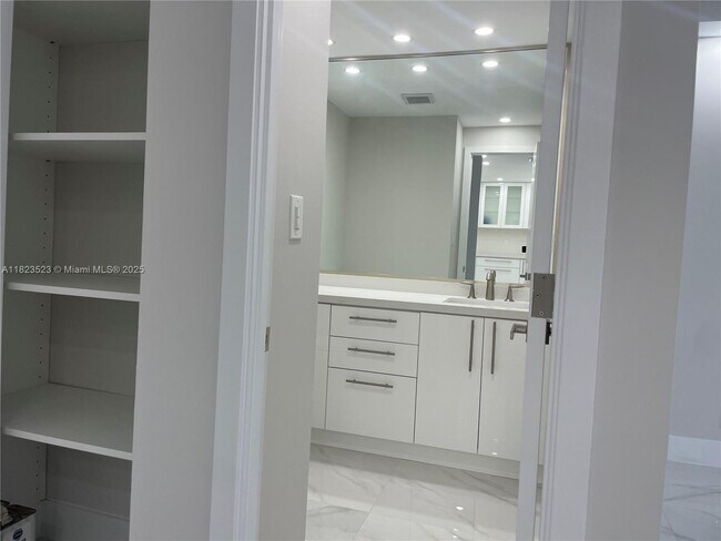 Building Photo - 3140 S Ocean Dr