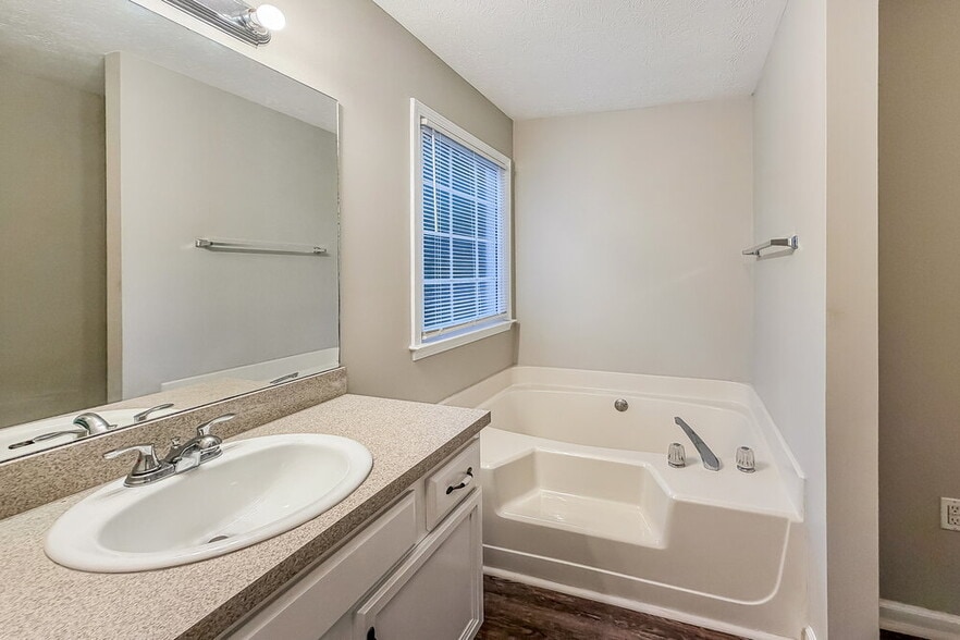 Building Photo - 140 Loxley Ct