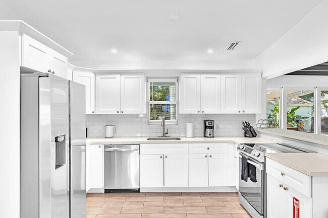 Building Photo - 1568 NE 35th St