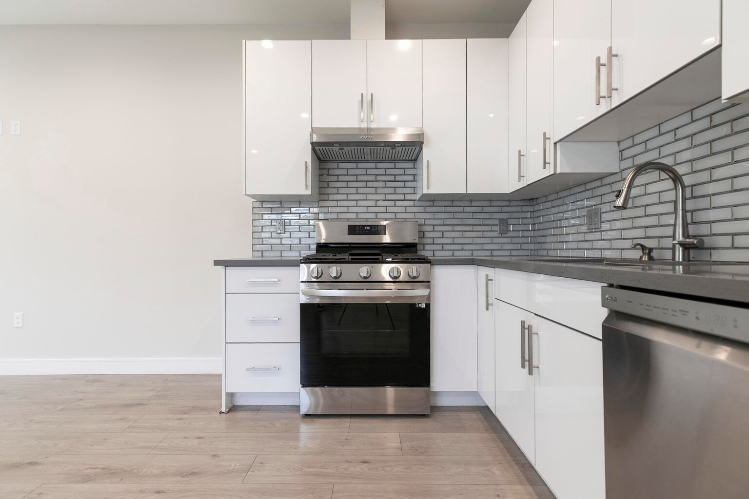 Building Photo - 9156 Morehart Ave