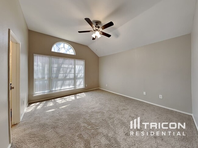 Building Photo - 834 San Jacinto Dr