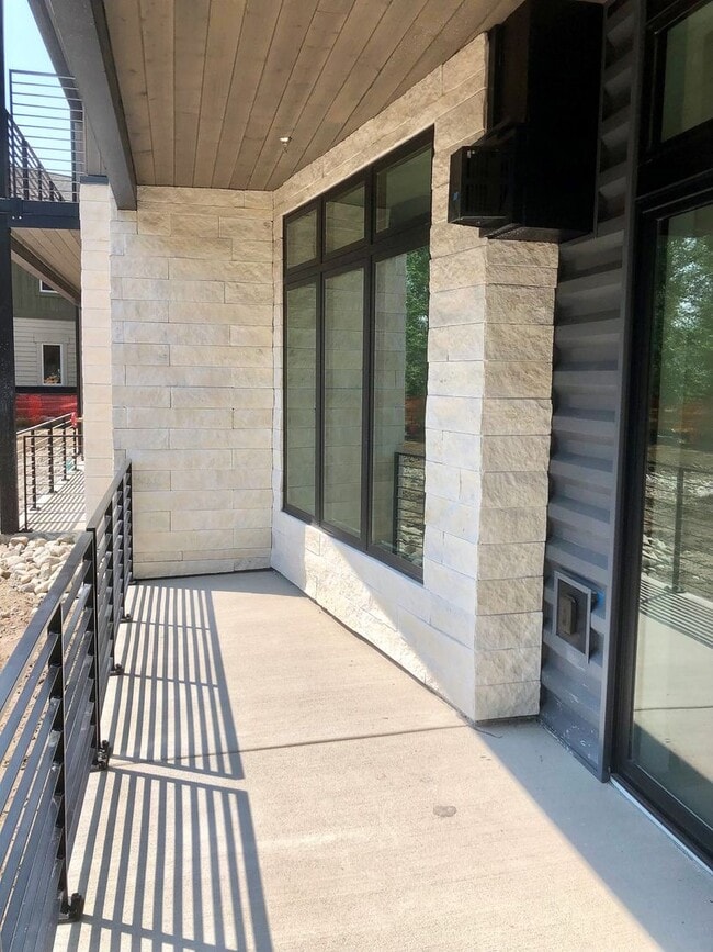 Building Photo - Long Term Rental- River West 914