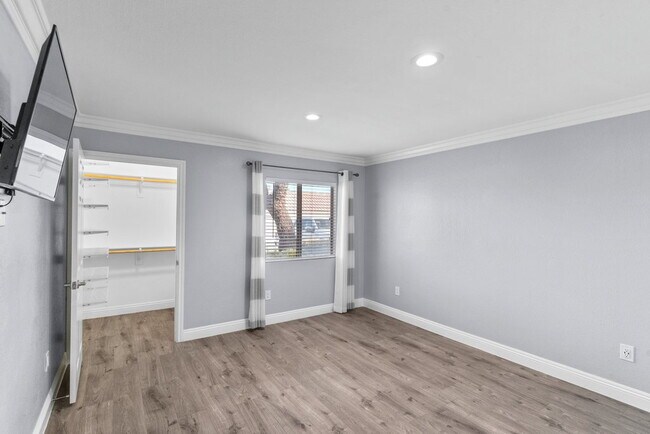 Building Photo - "Chic 3-Bed Townhouse with Granite Countertops on West Flamingo Road, Las Vegas!"