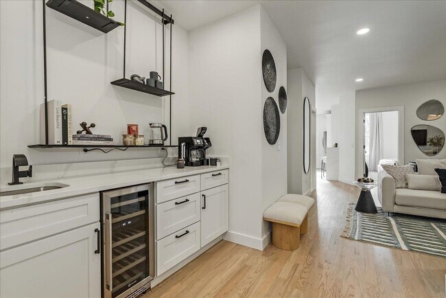 Building Photo - 97-99 Zabriskie St