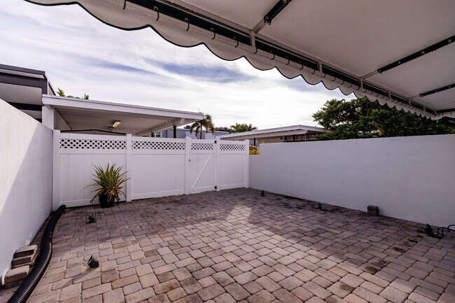 Building Photo - 2722 Cardinal Dr