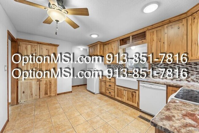 Building Photo - Country Charm Just Minutes From Lawrence!