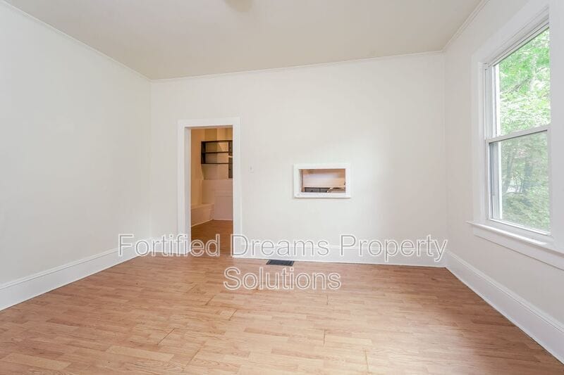 Building Photo - 420 E Twenty-Fifth St