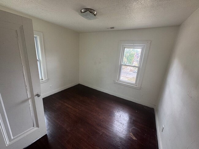 Building Photo - 3 bed/ 1 Bath