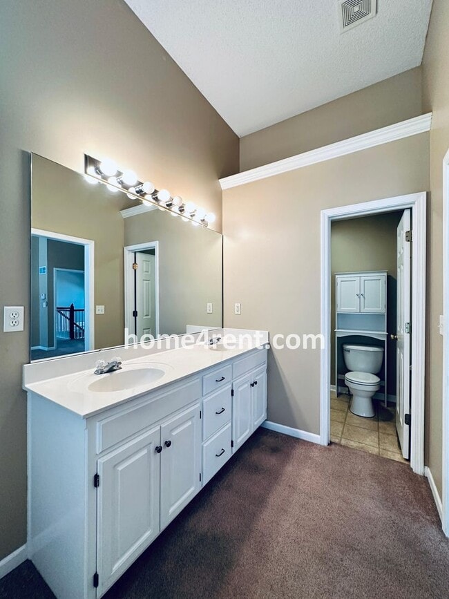 Building Photo - Four Bedroom Olathe Home in a Quiet Neighb...