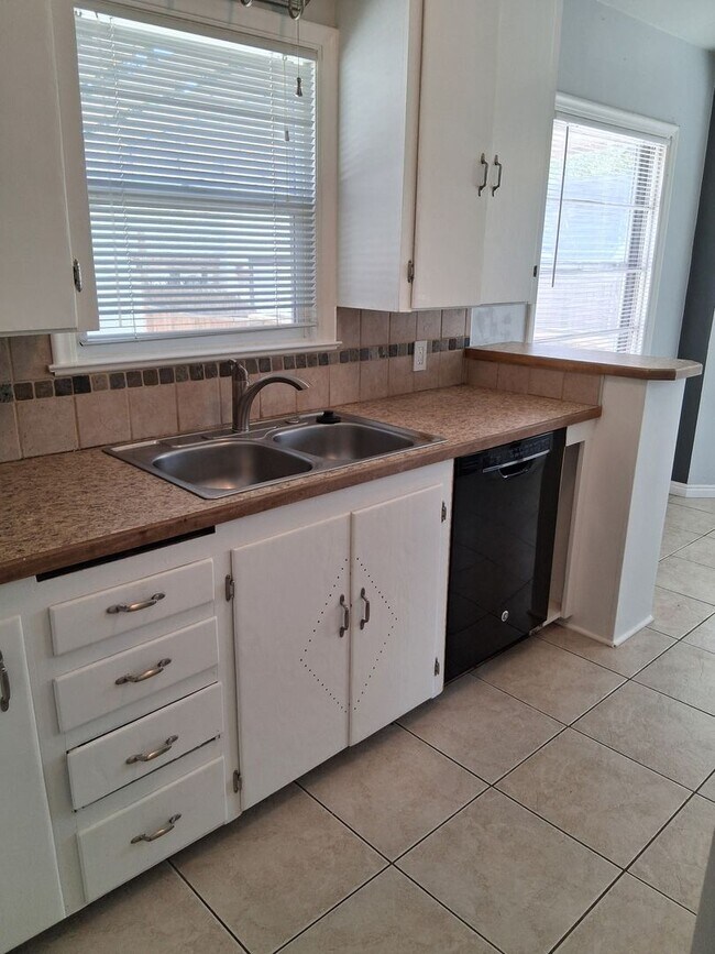 Building Photo - Charming University Area 3 Bedroom Home