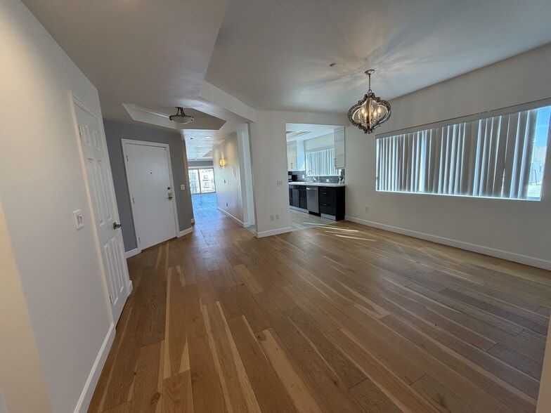 Building Photo - 1247 Barry Ave