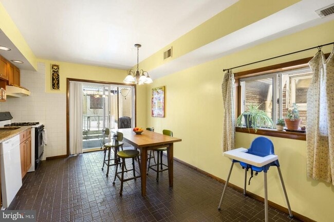 Building Photo - 3285 Chatham St