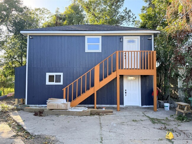 Building Photo - 2209 Gano St