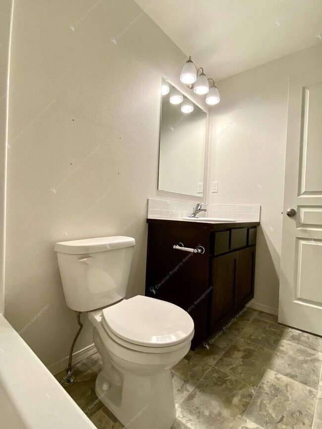 Building Photo - Central Oregon Living: Bright Home with Fi...