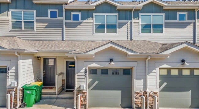 Primary Photo - 1071 Oak Cir