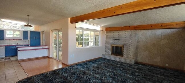 Building Photo - Awesome 3 Bedroom Holladay ground floor un...