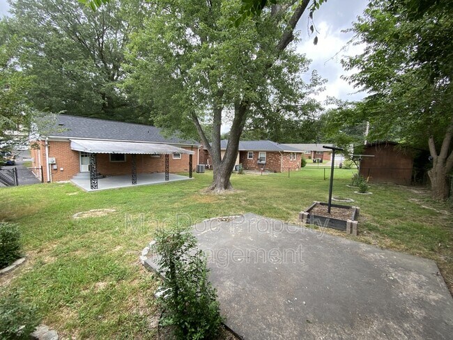 Building Photo - 304 Stratford Ave