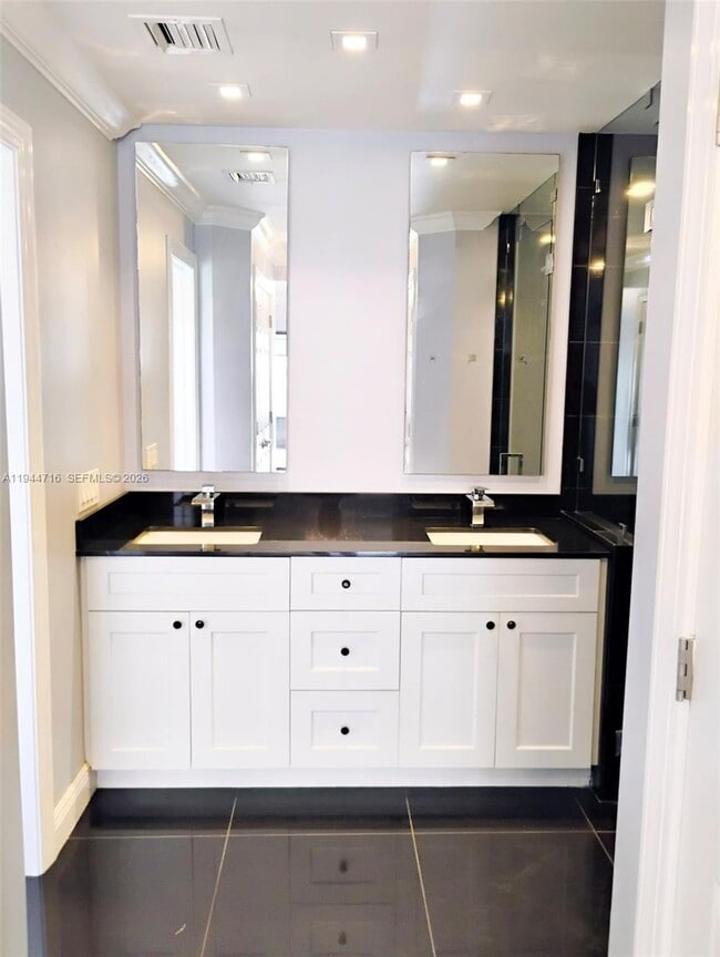 Building Photo - 9654 Sun Pointe Dr