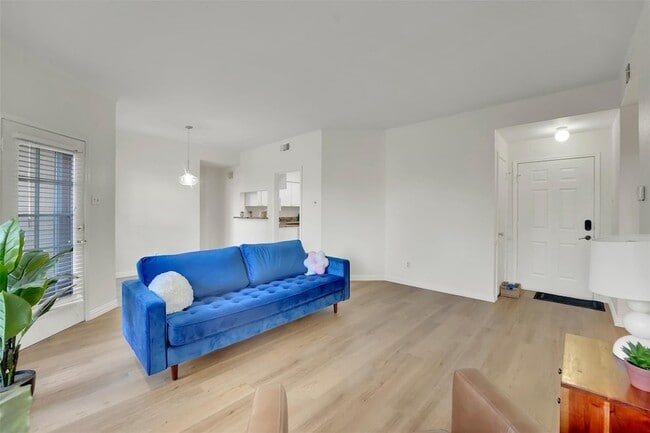 Building Photo - 1700 Amelia Ct