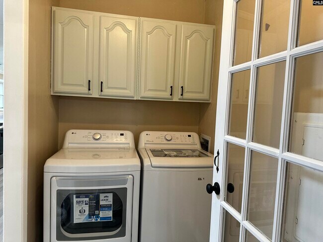 Building Photo - 221 Bentgrass Ln