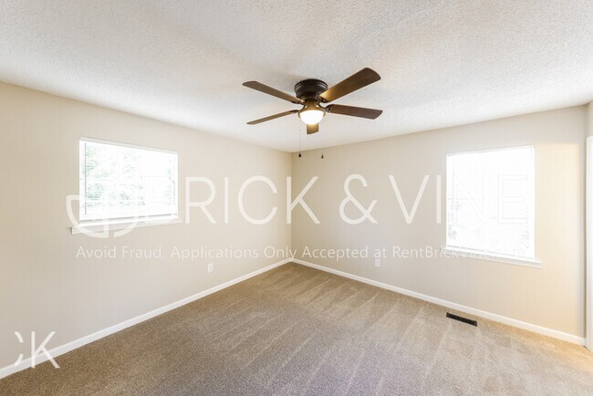 Building Photo - 400 S Highland Dr
