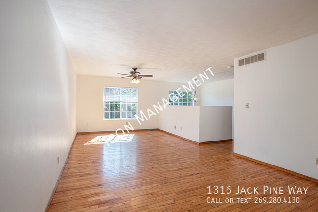 Building Photo - GREAT off campus location!