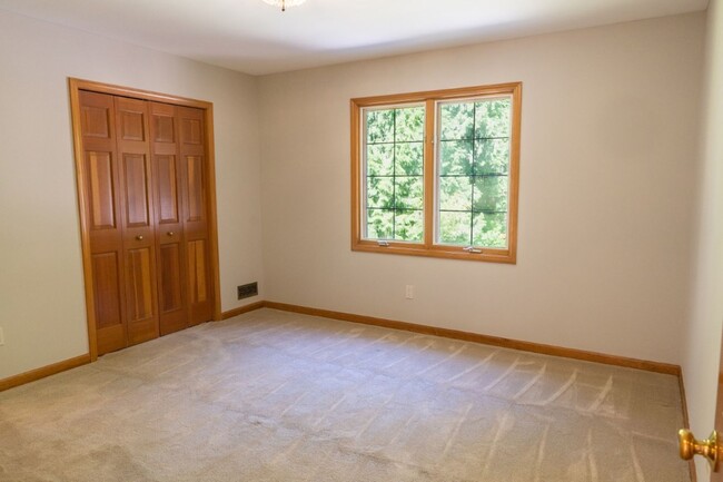 Building Photo - 4bd/3.75ba Woodinville Home