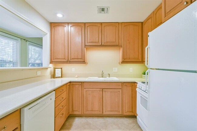 Building Photo - 108 Dolphin Ave