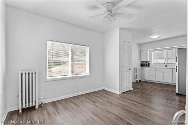 Building Photo - 513 W Nine Mile Rd