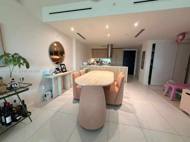 Building Photo - 9901 W Bay Harbor Dr