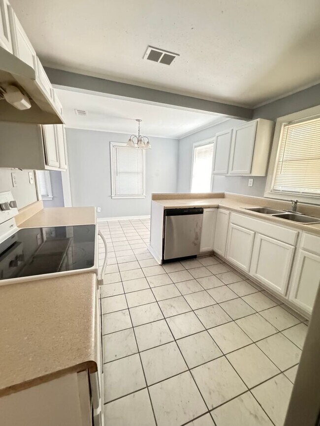 Building Photo - 307 Clairborne Ave