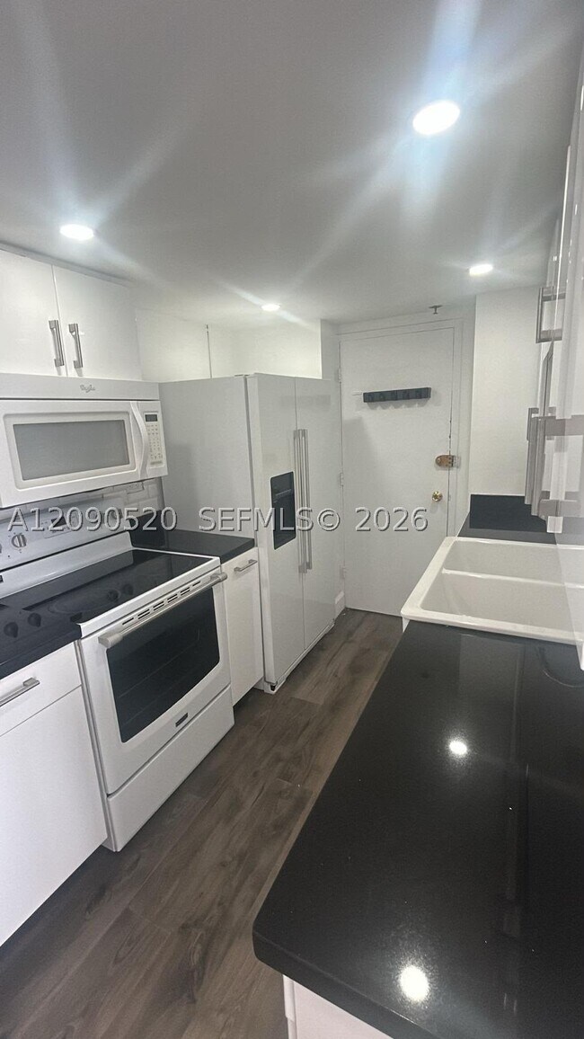 Building Photo - 7545 E Treasure Dr