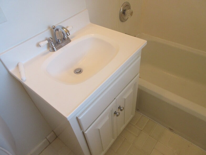 Building Photo - 4536 N Lakewood Blvd